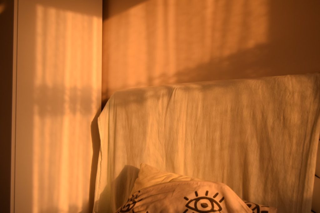 Creatieve ideeën voor een alternatief nachtkastje in jouw huis-tuin sfeer