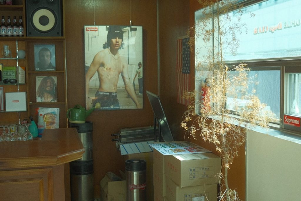 Woonkamer in warme kleuren: een uitnodigende huis-tuin sfeer